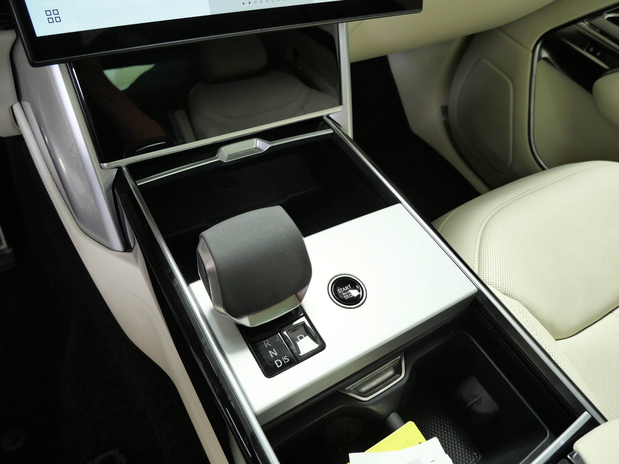 2024 Land Rover Range Rover SE photo 18