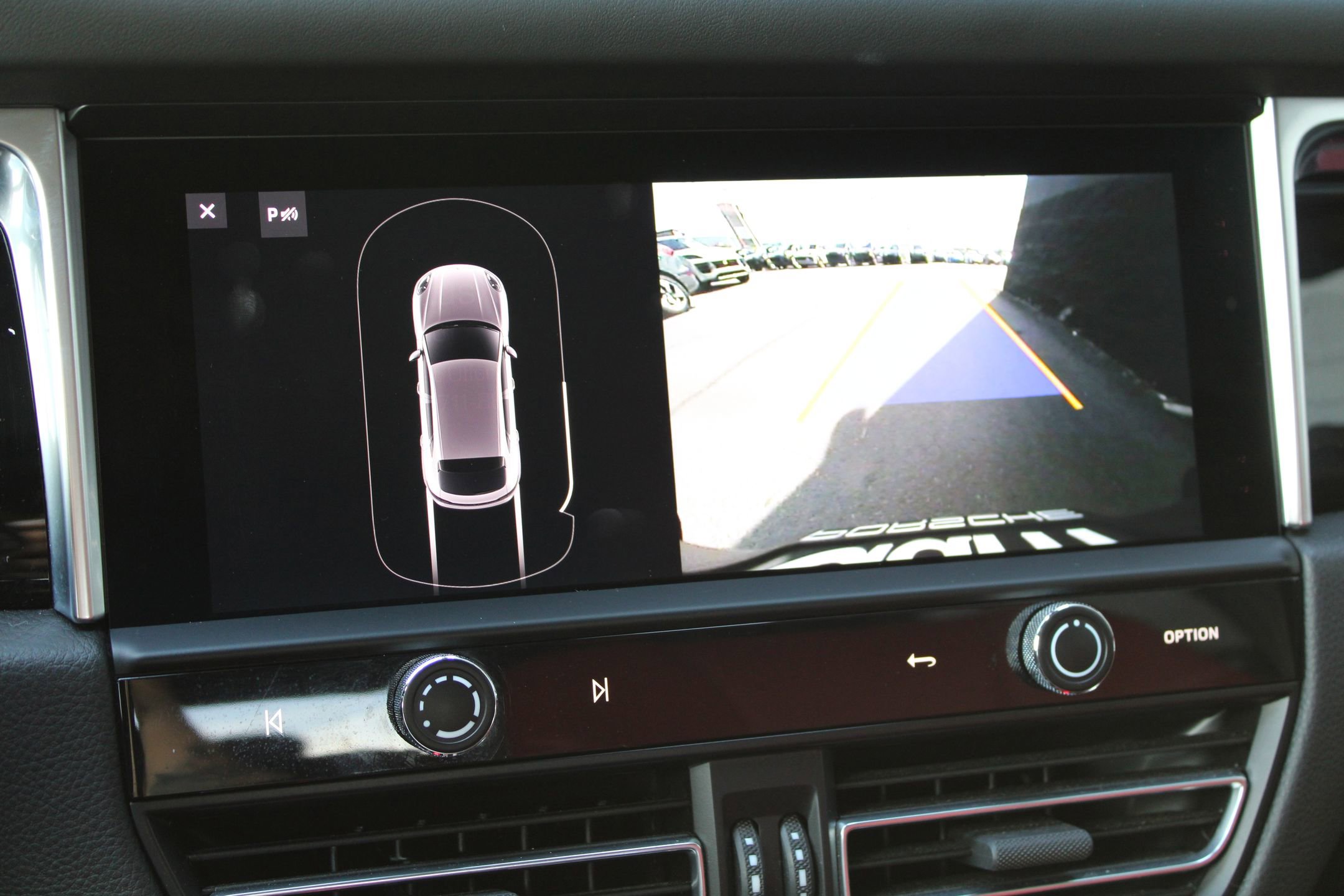 2023 Porsche Macan T photo 19