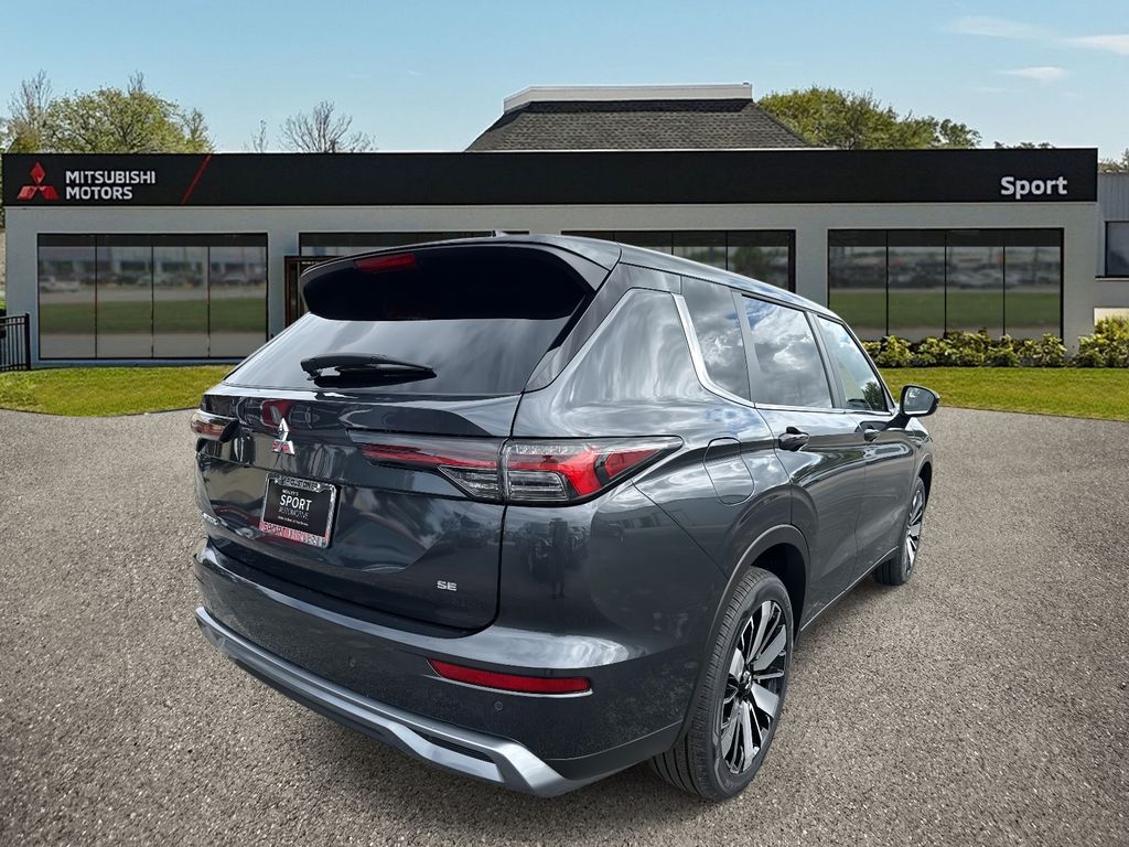 2025 Mitsubishi Outlander SE photo 3