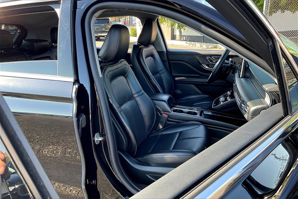 2022 Lincoln Corsair Standard photo 4