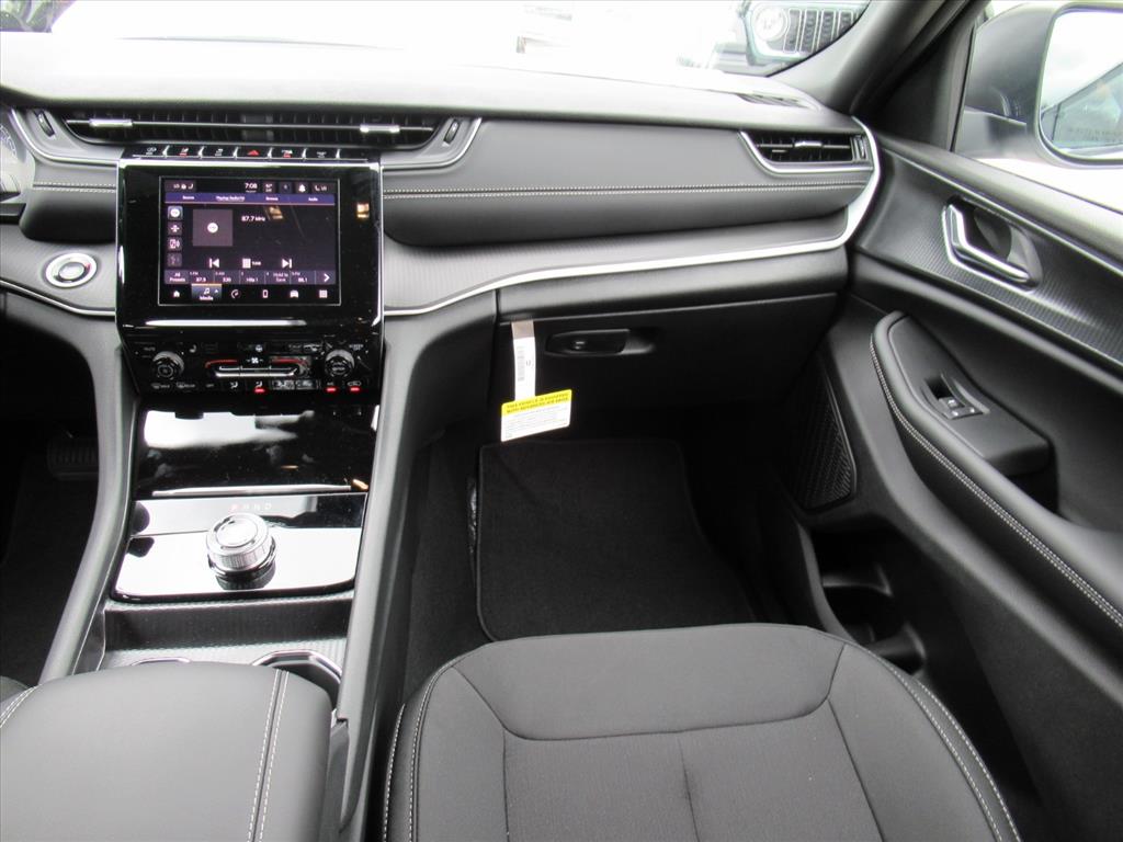 2025 Jeep Grand Cherokee Laredo X photo 13