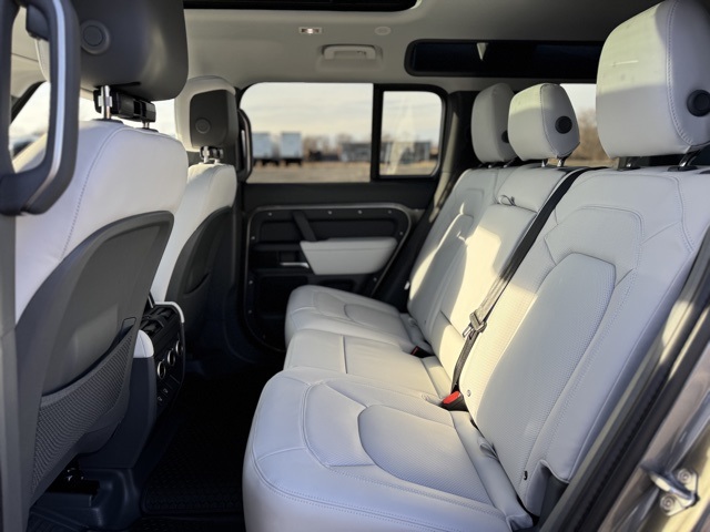 2025 Land Rover Defender 110 S photo 11