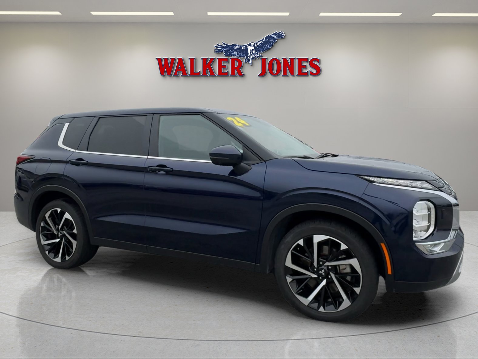 2024 Mitsubishi Outlander SE's photo