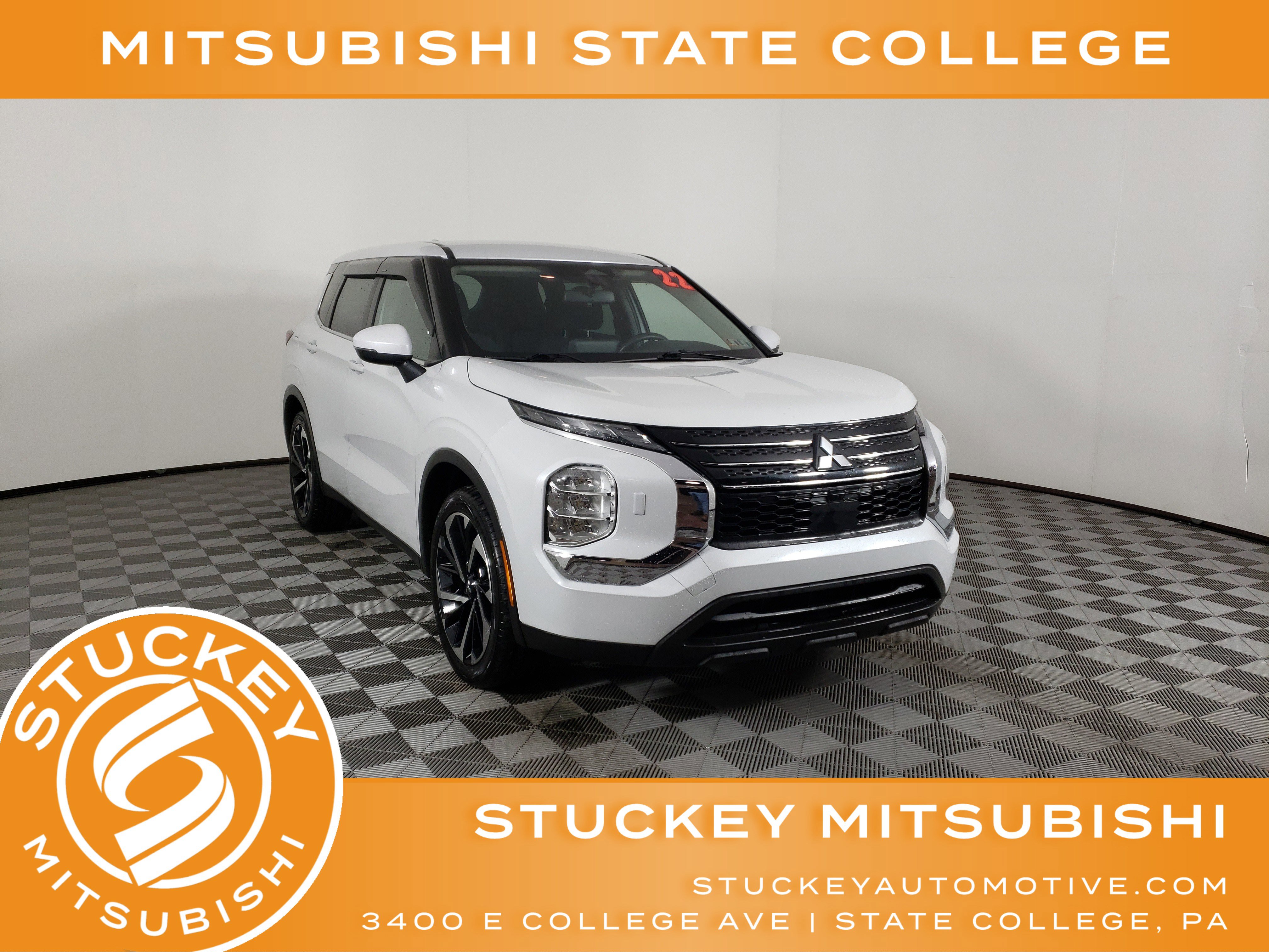 2022 Mitsubishi Outlander ES's photo