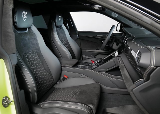 2022 Lamborghini Urus Base photo 3