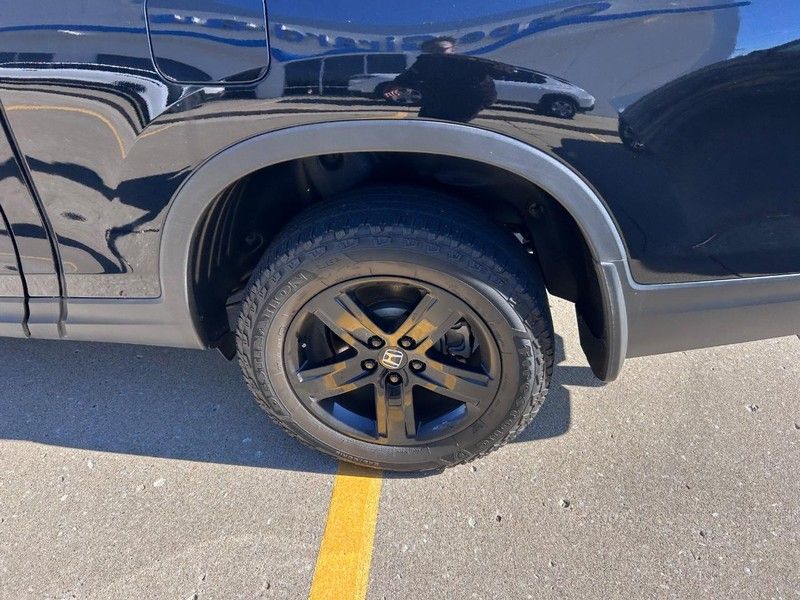 2023 Honda Ridgeline Black Edition photo 3