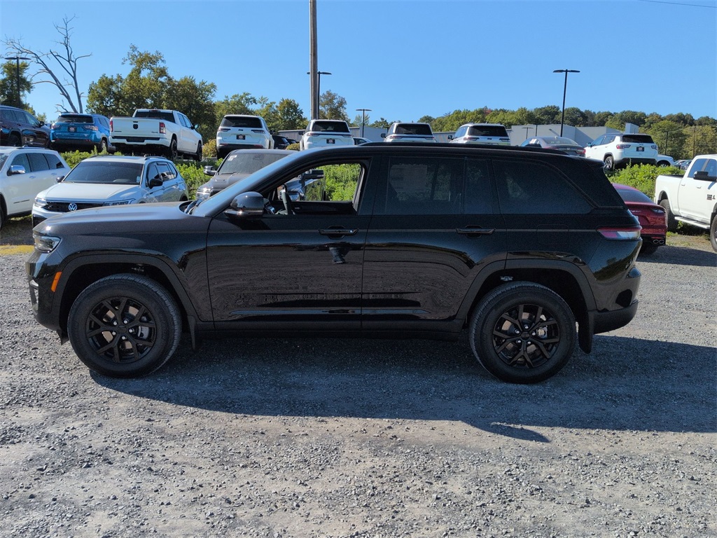 2025 Jeep Grand Cherokee Altitude photo 2