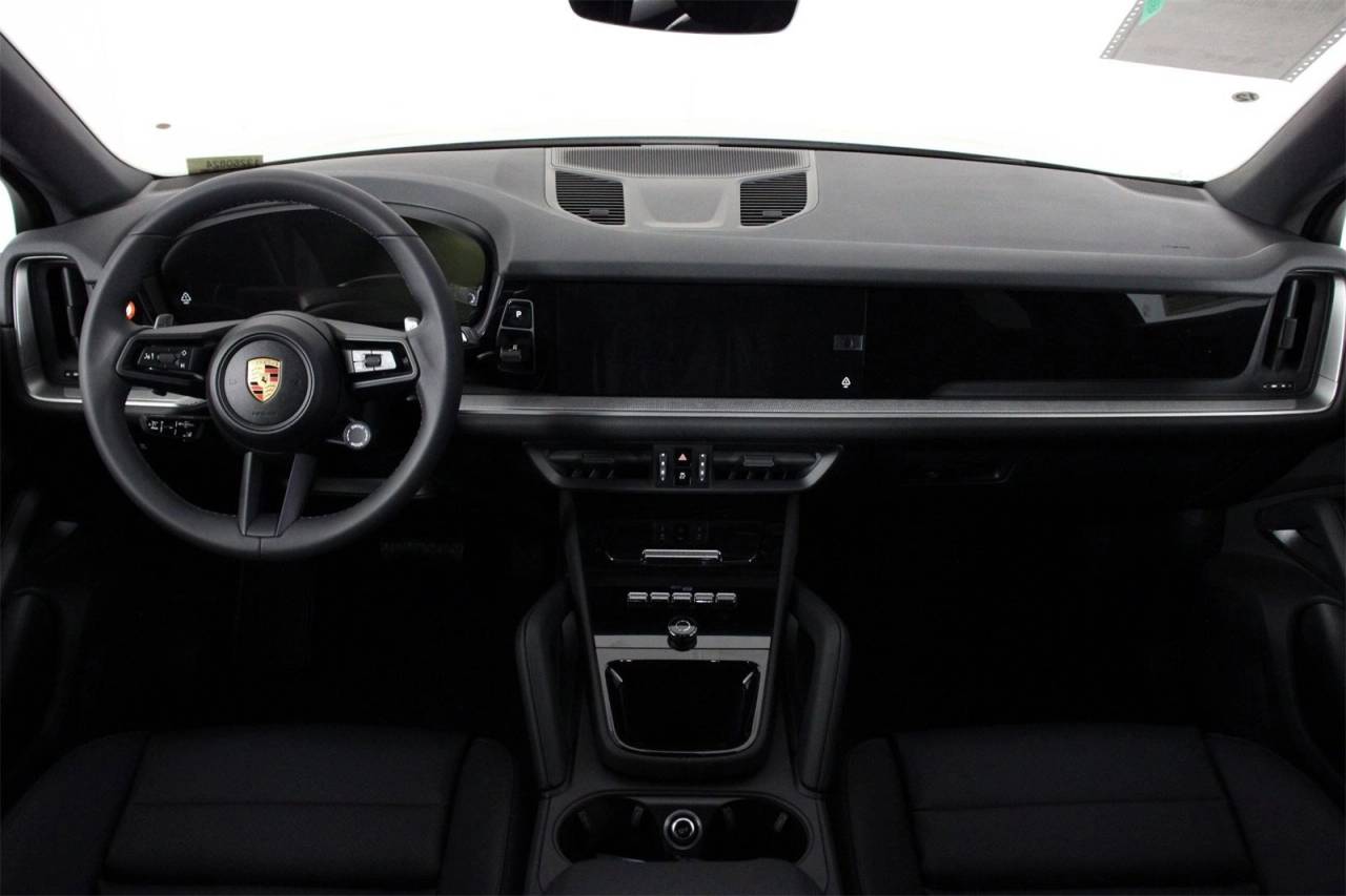 2025 Porsche Cayenne photo 11