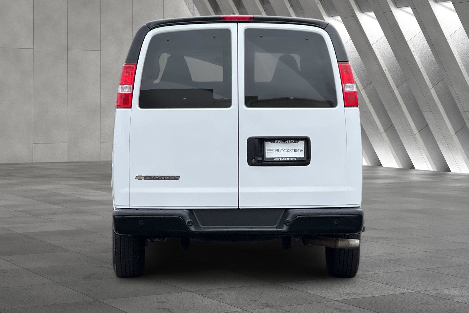 2023 Chevrolet Express Passenger 3500 photo 4