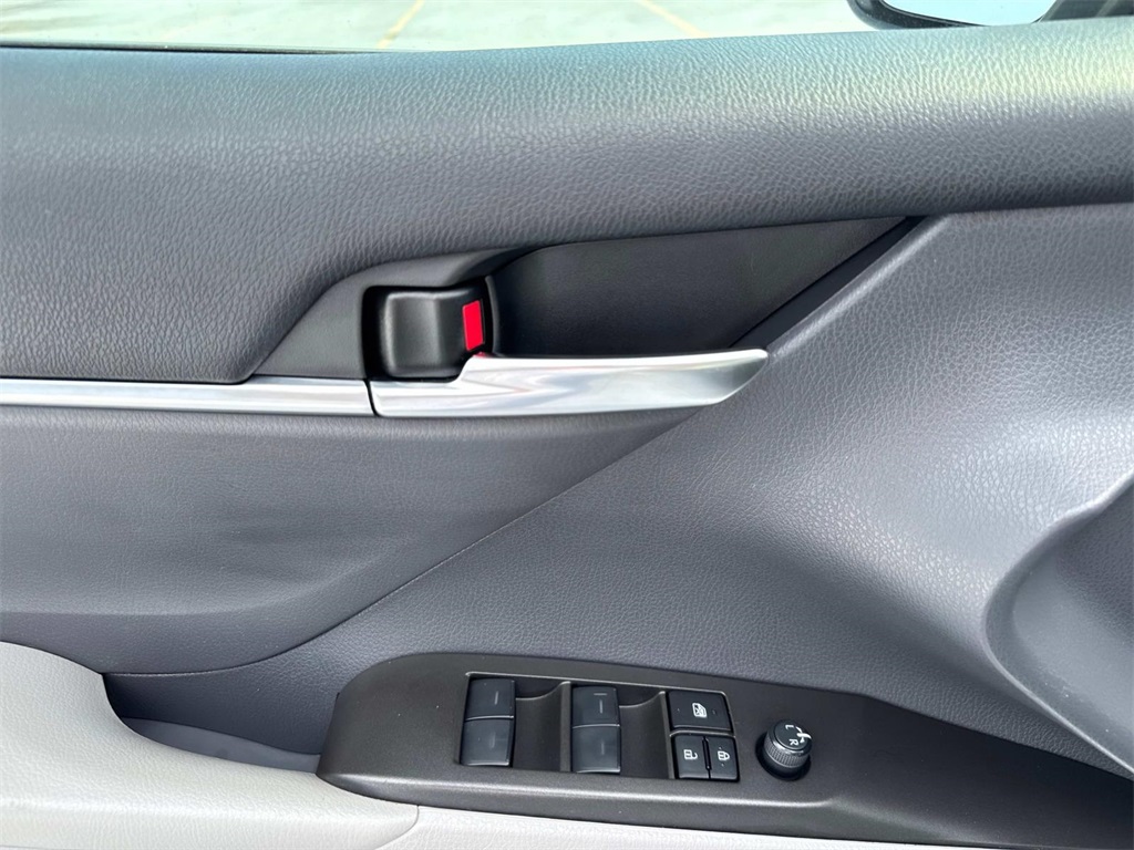 2023 Toyota Camry SE photo 18