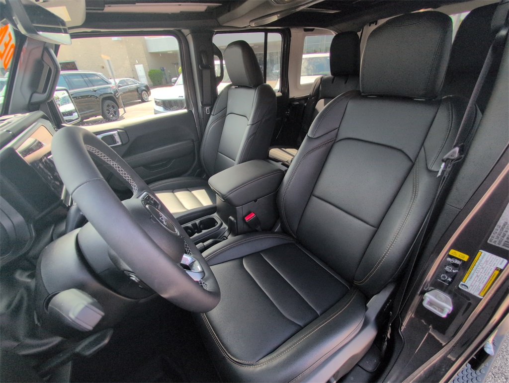 2025 Jeep Wrangler Sahara photo 11