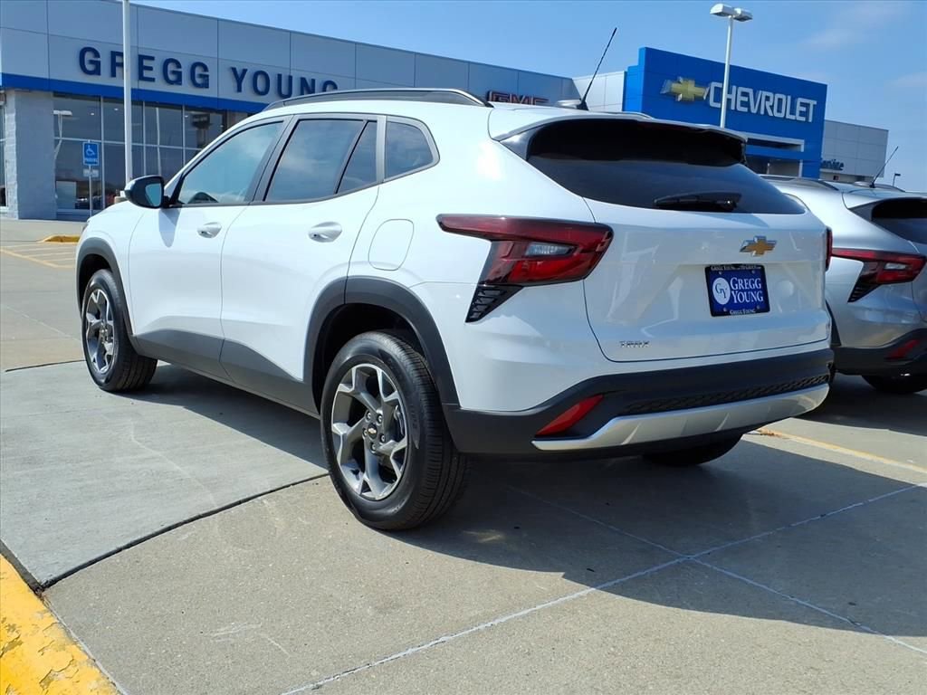 2025 Chevrolet Trax LT photo 4