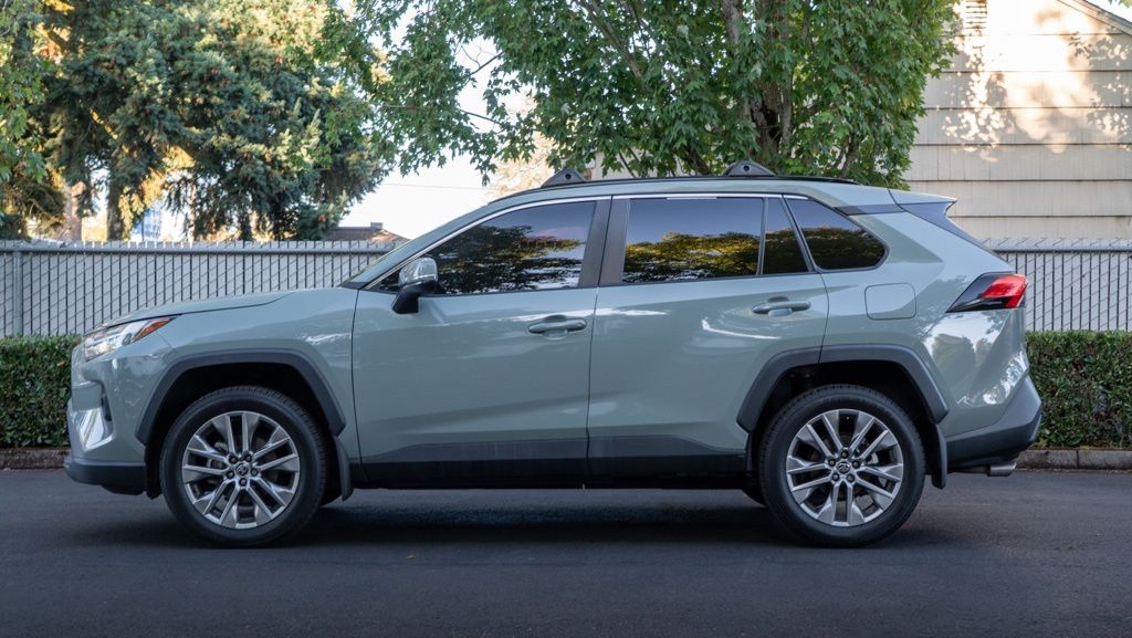 2022 Toyota RAV4 XLE Premium photo 8