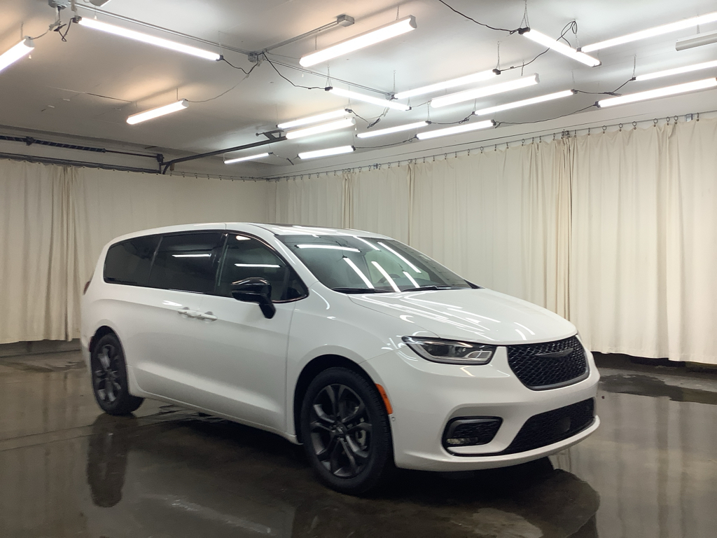 2026 Chrysler Pacifica photo 3