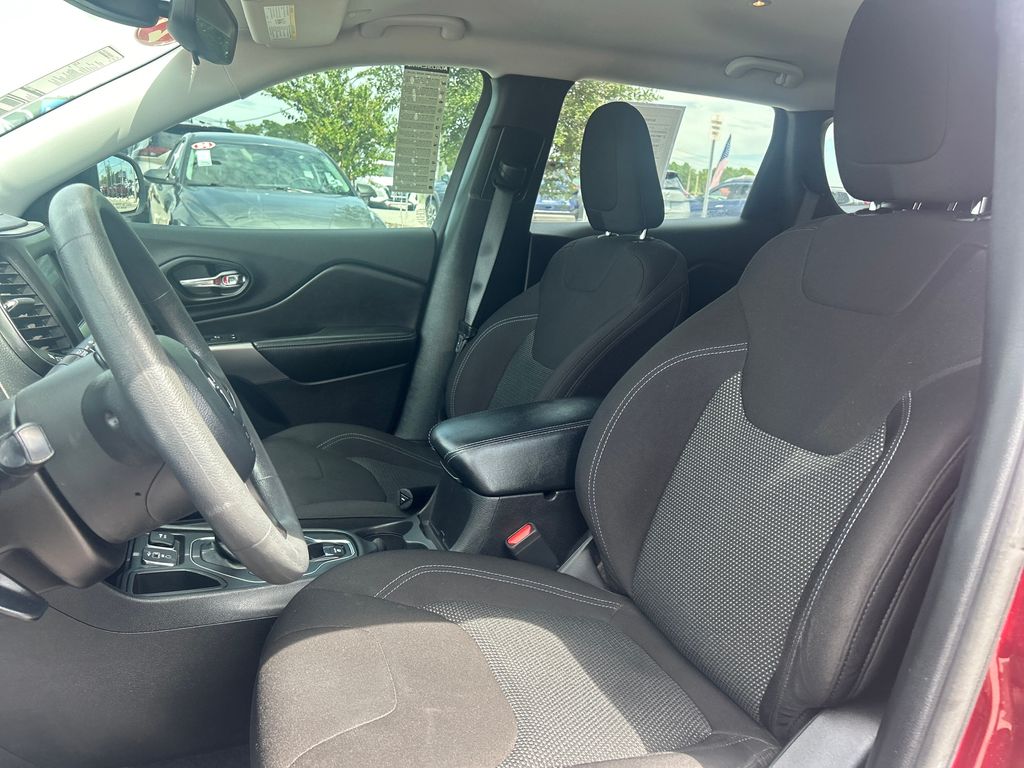 2021 Jeep Cherokee Latitude photo 17