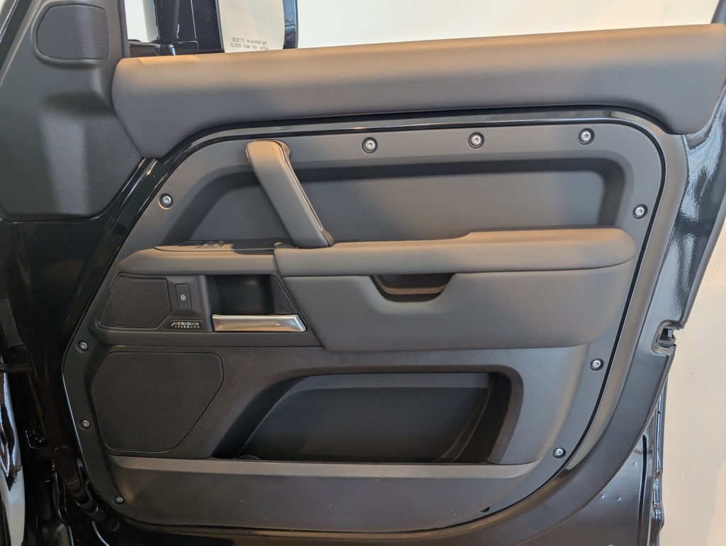 2025 Land Rover Defender 130 X-Dynamic SE photo 28