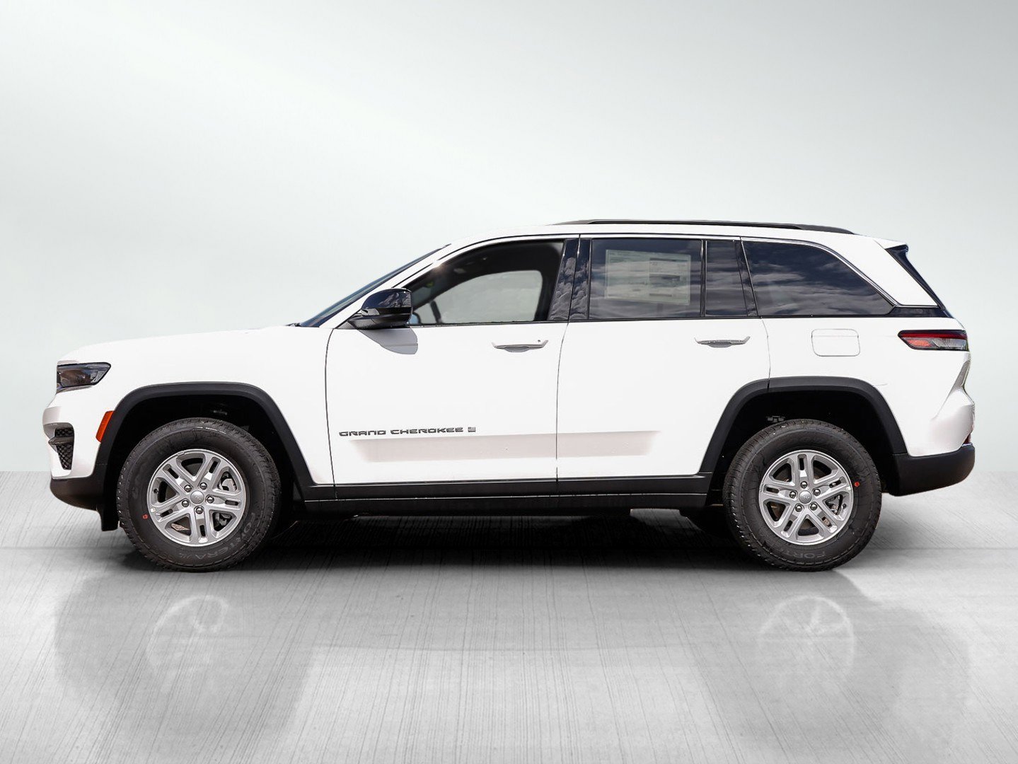 2025 Jeep Grand Cherokee Laredo photo 3