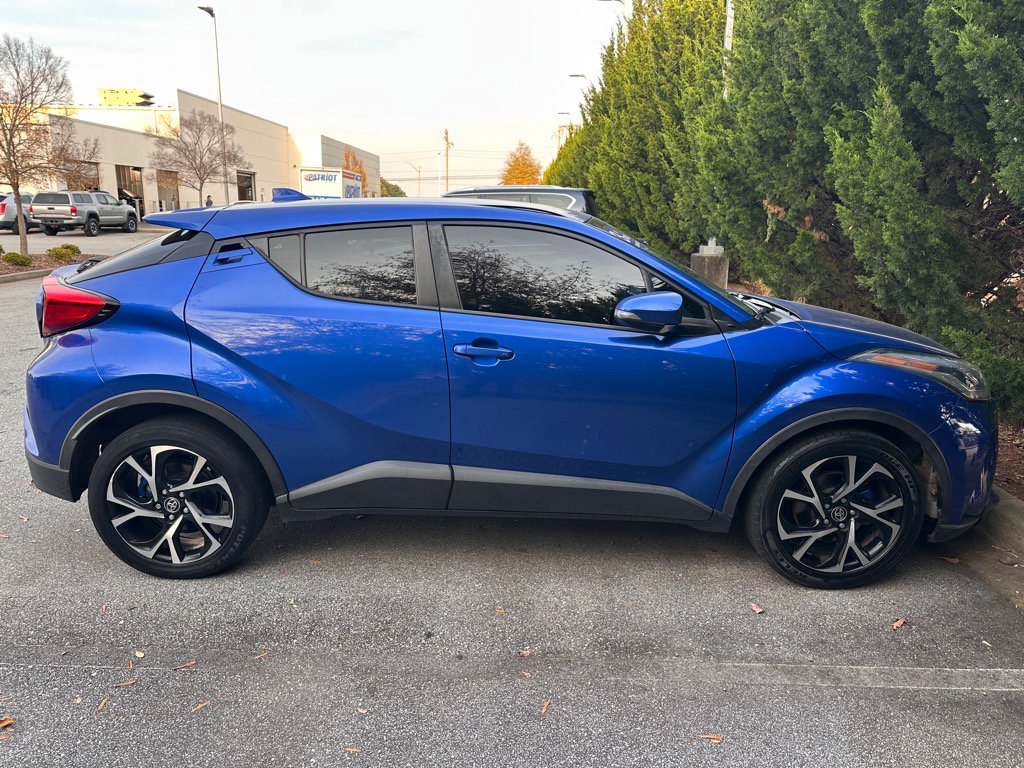 2020 Toyota C-HR XLE photo 2