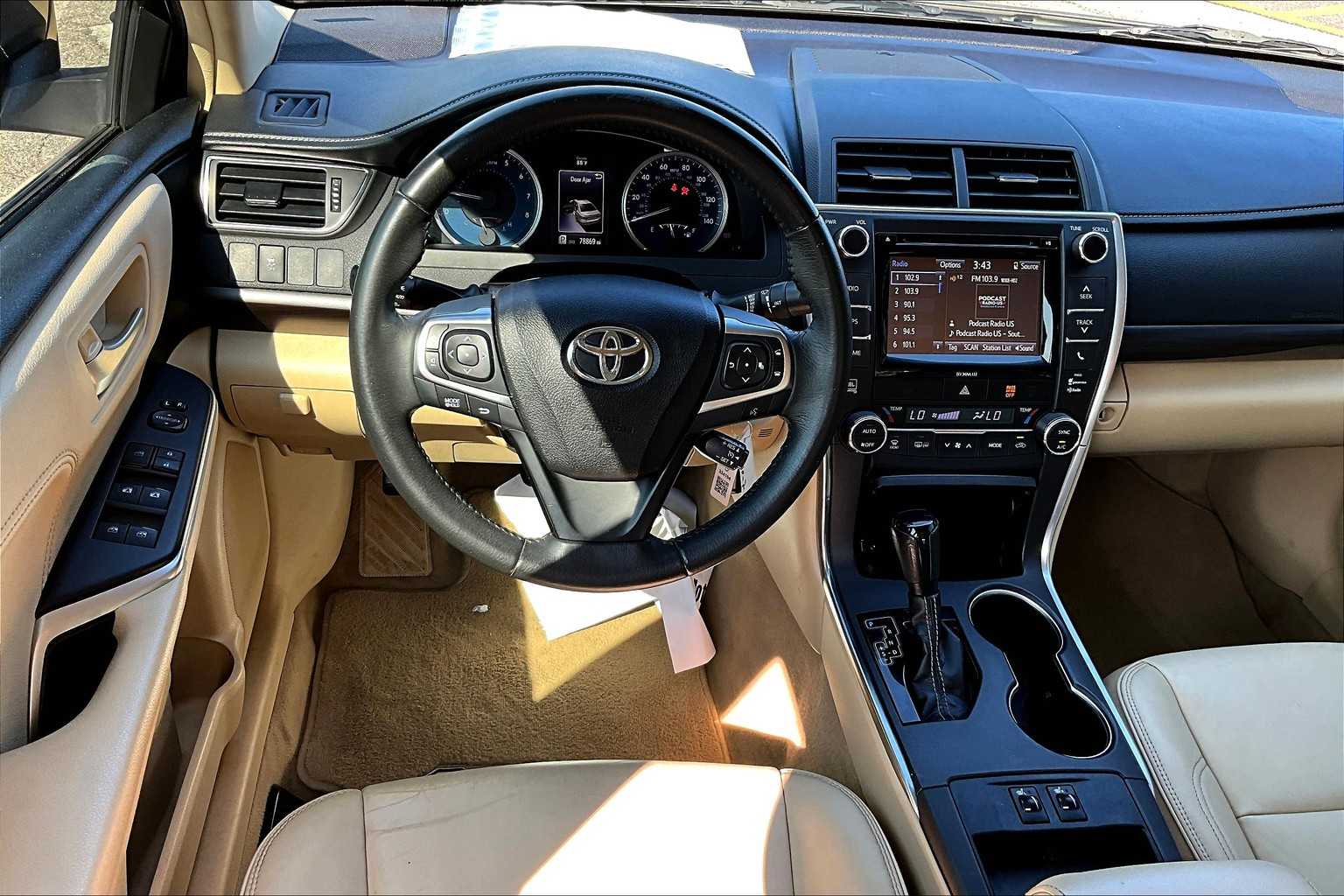 2017 Toyota Camry XLE photo 4