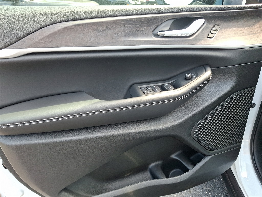 2025 Jeep Grand Cherokee Limited photo 8