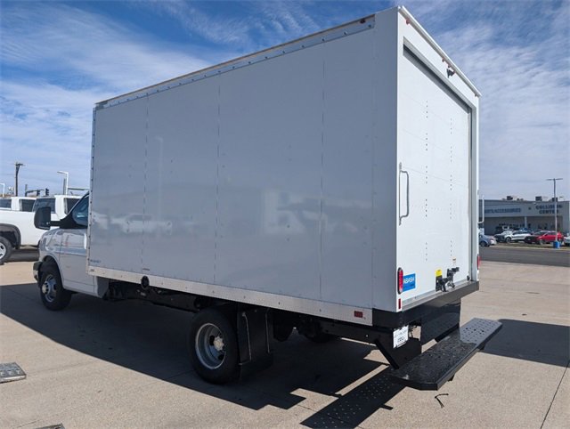 2024 Chevrolet Express Cutaway 3500 photo 2