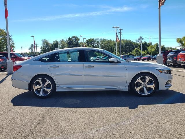 2019 Honda Accord Touring 2.0T photo 3