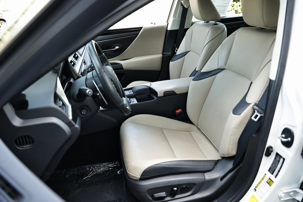 2021 Lexus ES 300h photo 19
