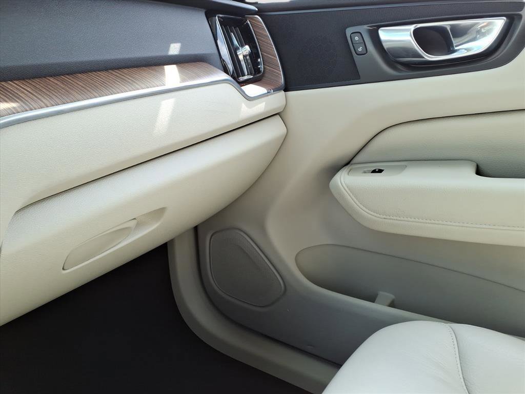 2022 Volvo XC60 B5 Momentum photo 21