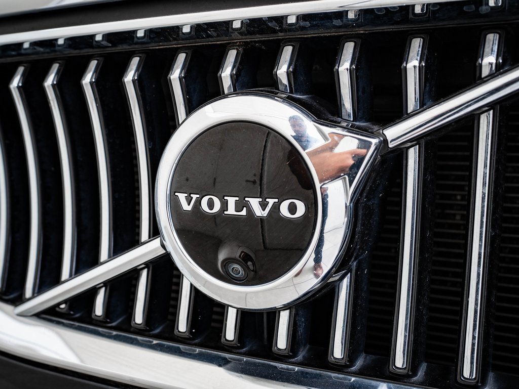 2021 Volvo XC90 T6 Momentum photo 3