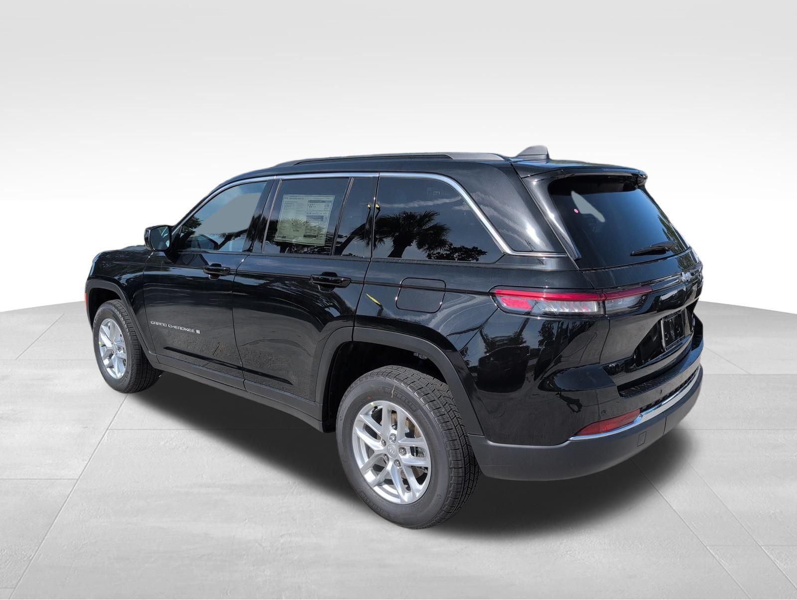 2025 Jeep Grand Cherokee Laredo X photo 4