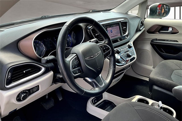 2022 Chrysler Voyager LX photo 12
