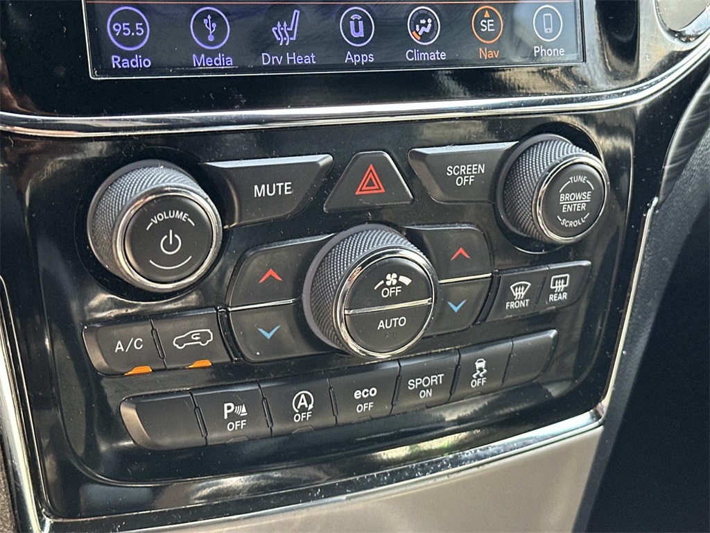 2019 Jeep Grand Cherokee Laredo E photo 17