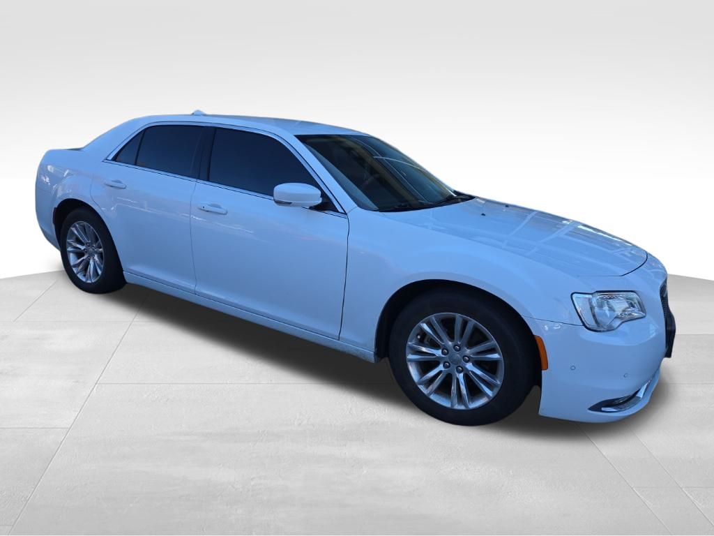 2021 Chrysler 300 Touring photo 4