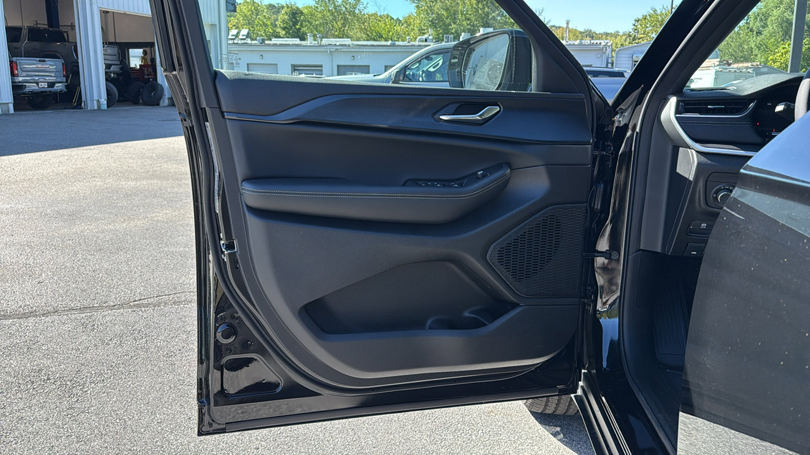 2025 Jeep Grand Cherokee Altitude photo 2