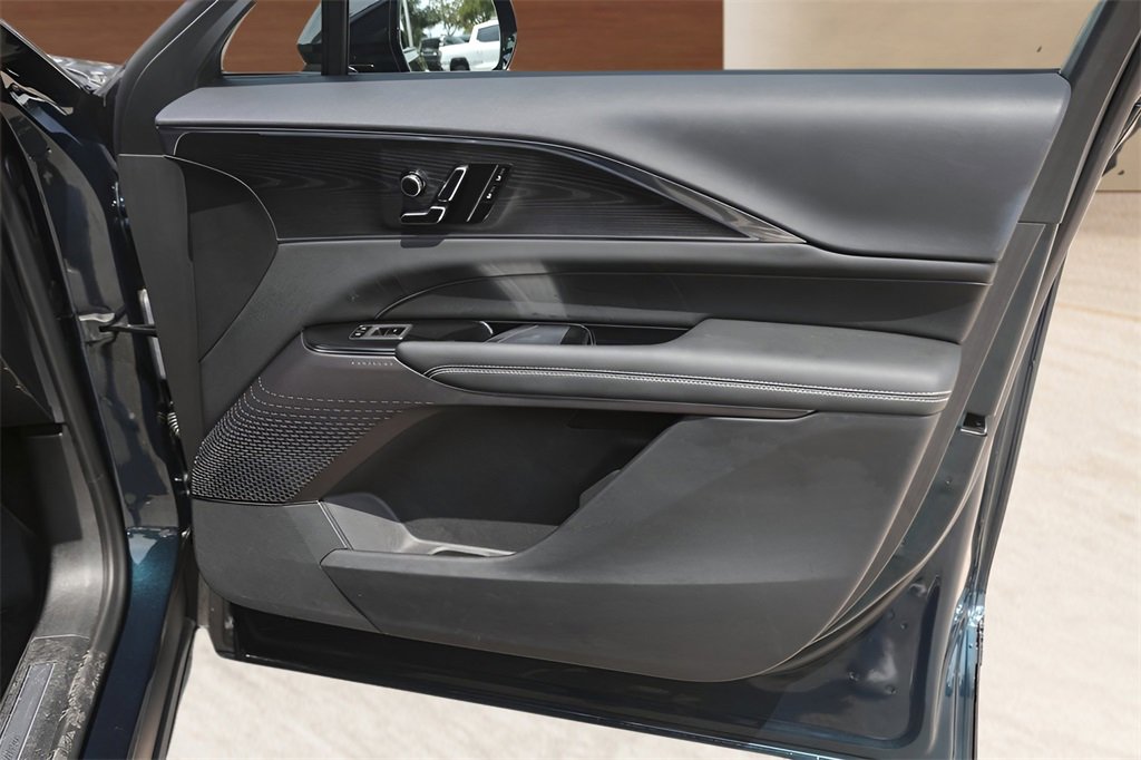 2024 Cadillac Lyriq Luxury photo 29