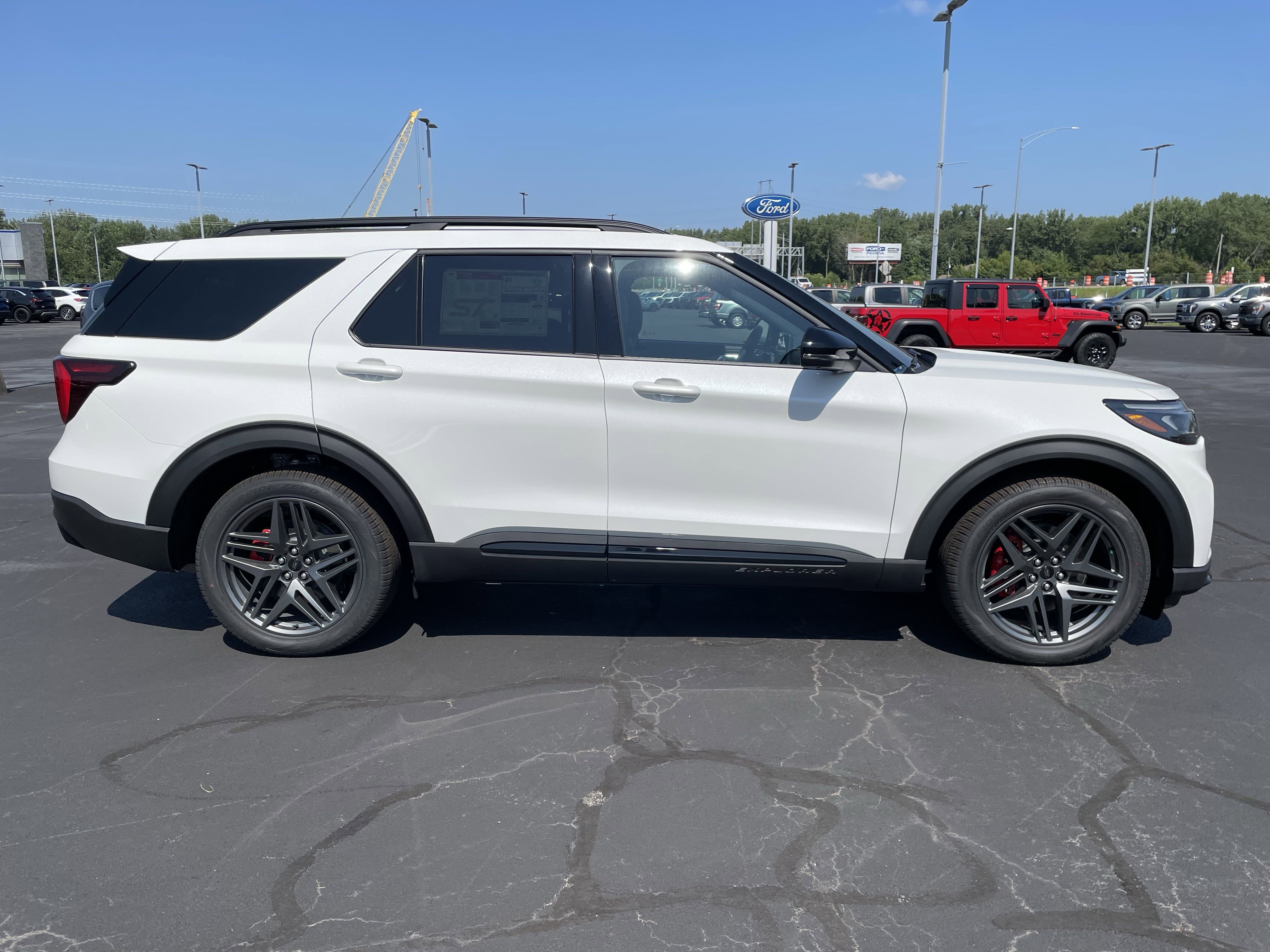 2025 Ford Explorer ST photo 4