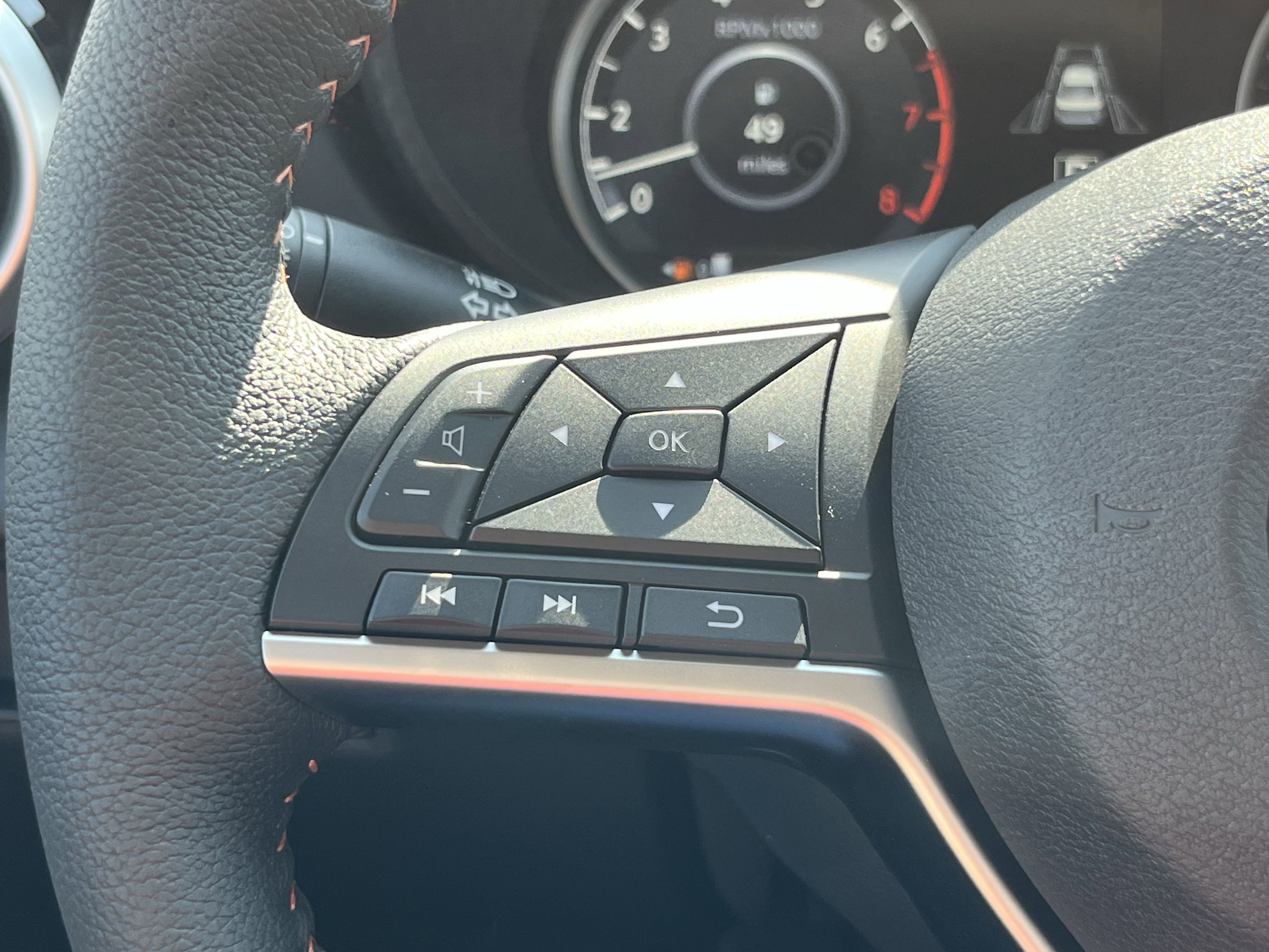 2025 Nissan Versa SR photo 4