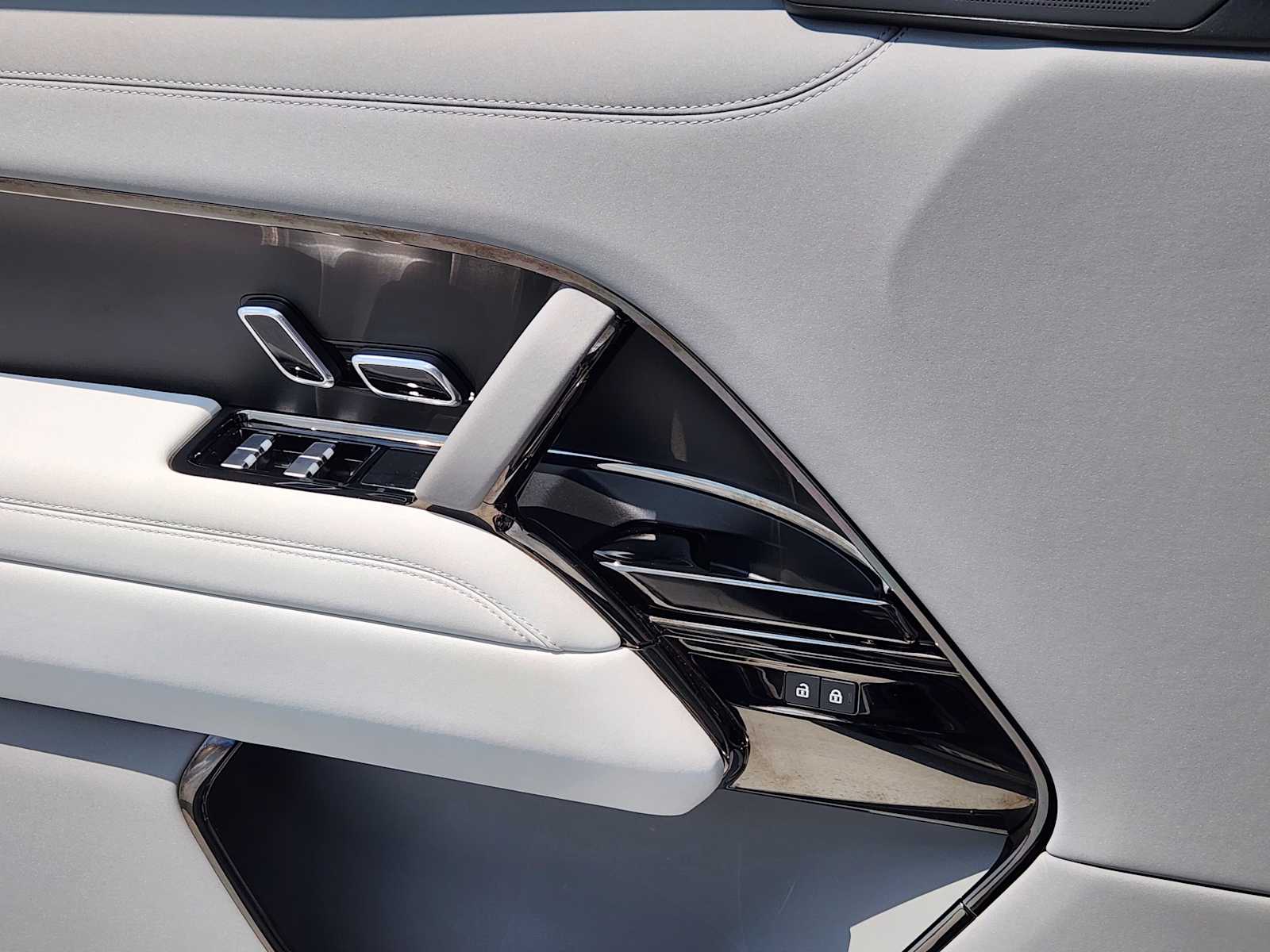 2023 Land Rover Range Rover SV photo 20