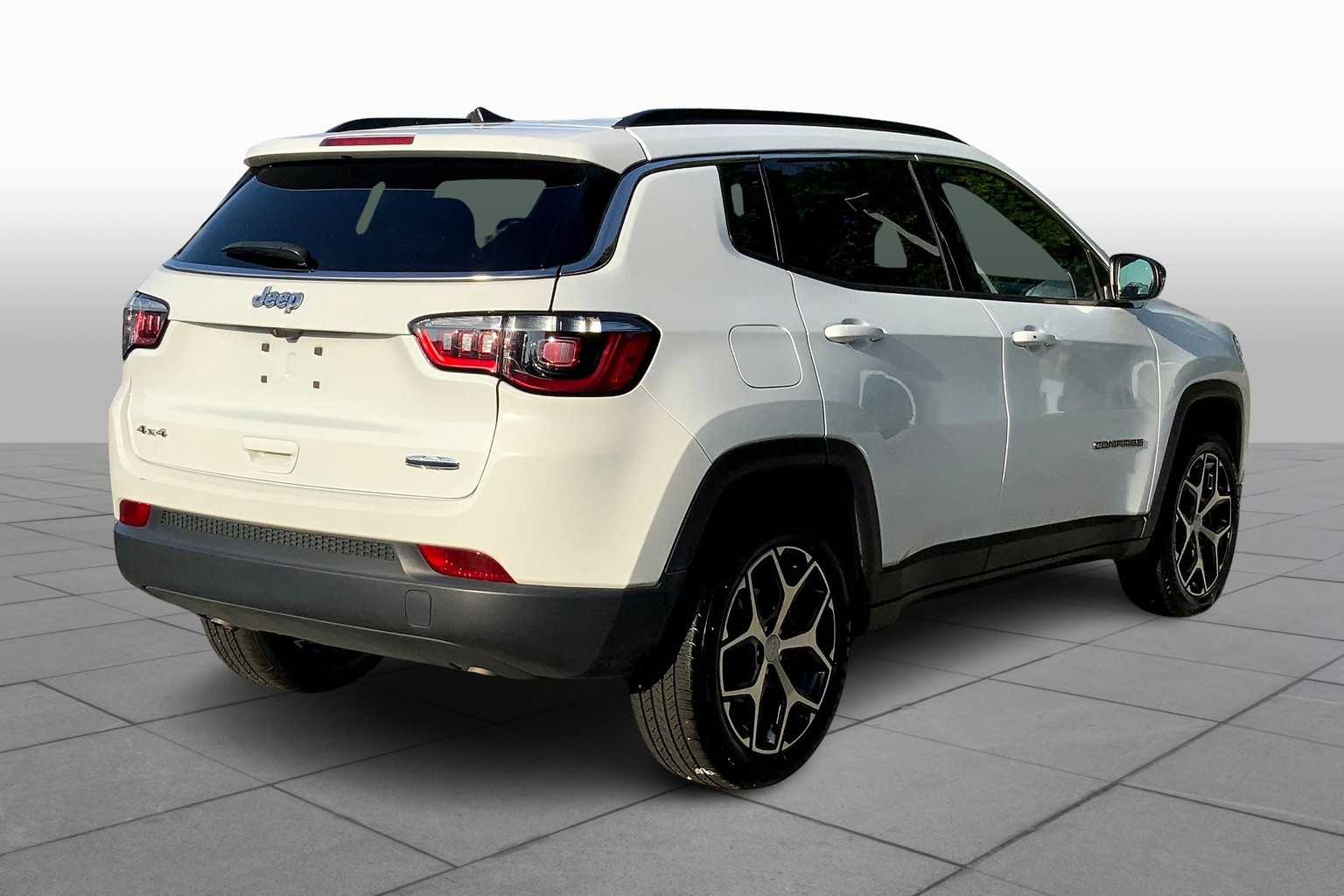 2024 Jeep Compass Latitude photo 12