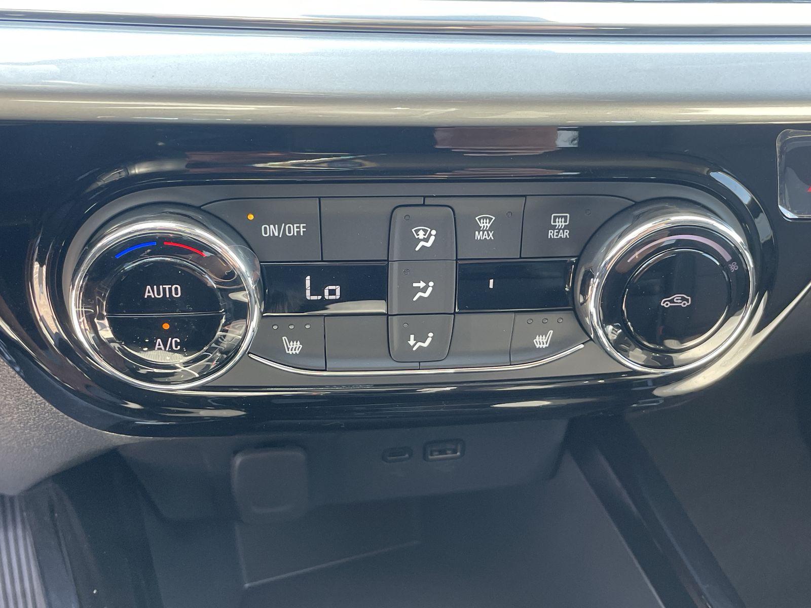 2025 Chevrolet Trax LT photo 14