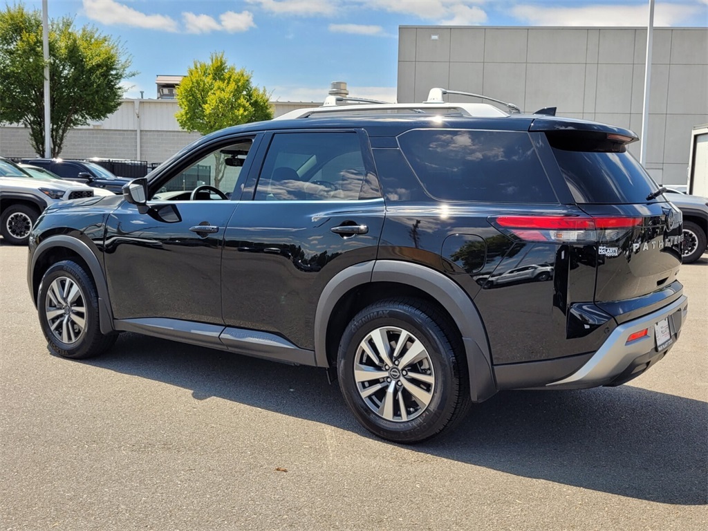 2024 Nissan Pathfinder SL photo 3