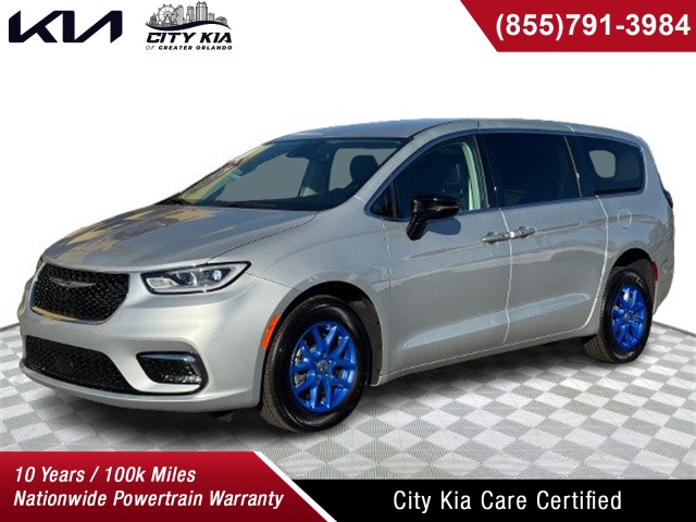 2024 Chrysler Pacifica Touring L's photo
