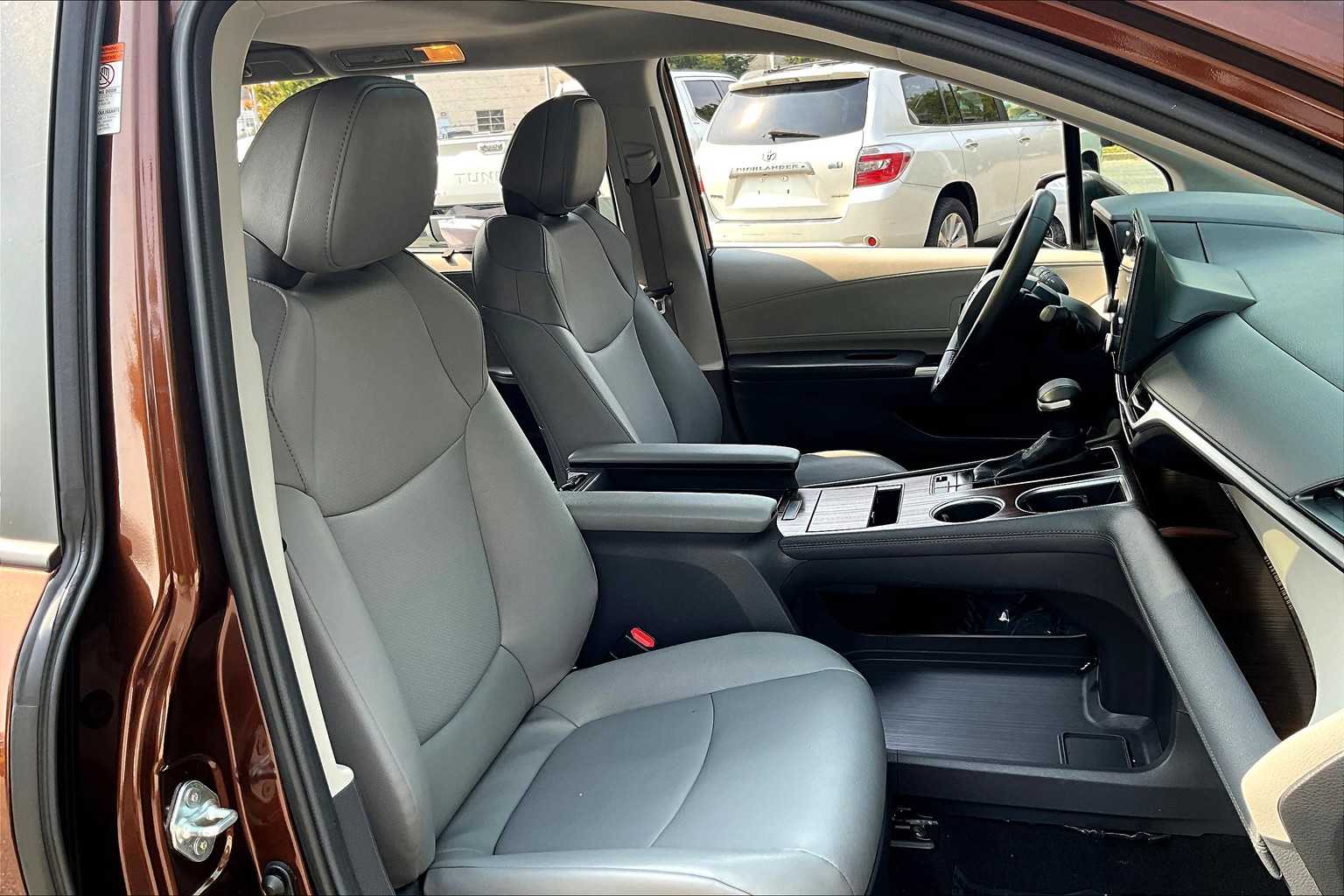 2024 Toyota Sienna XLE photo 8