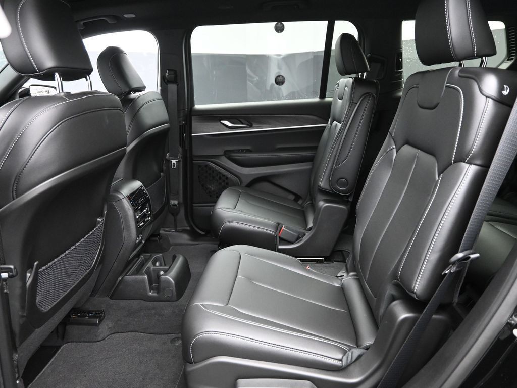 2025 Jeep Grand Cherokee Limited photo 9