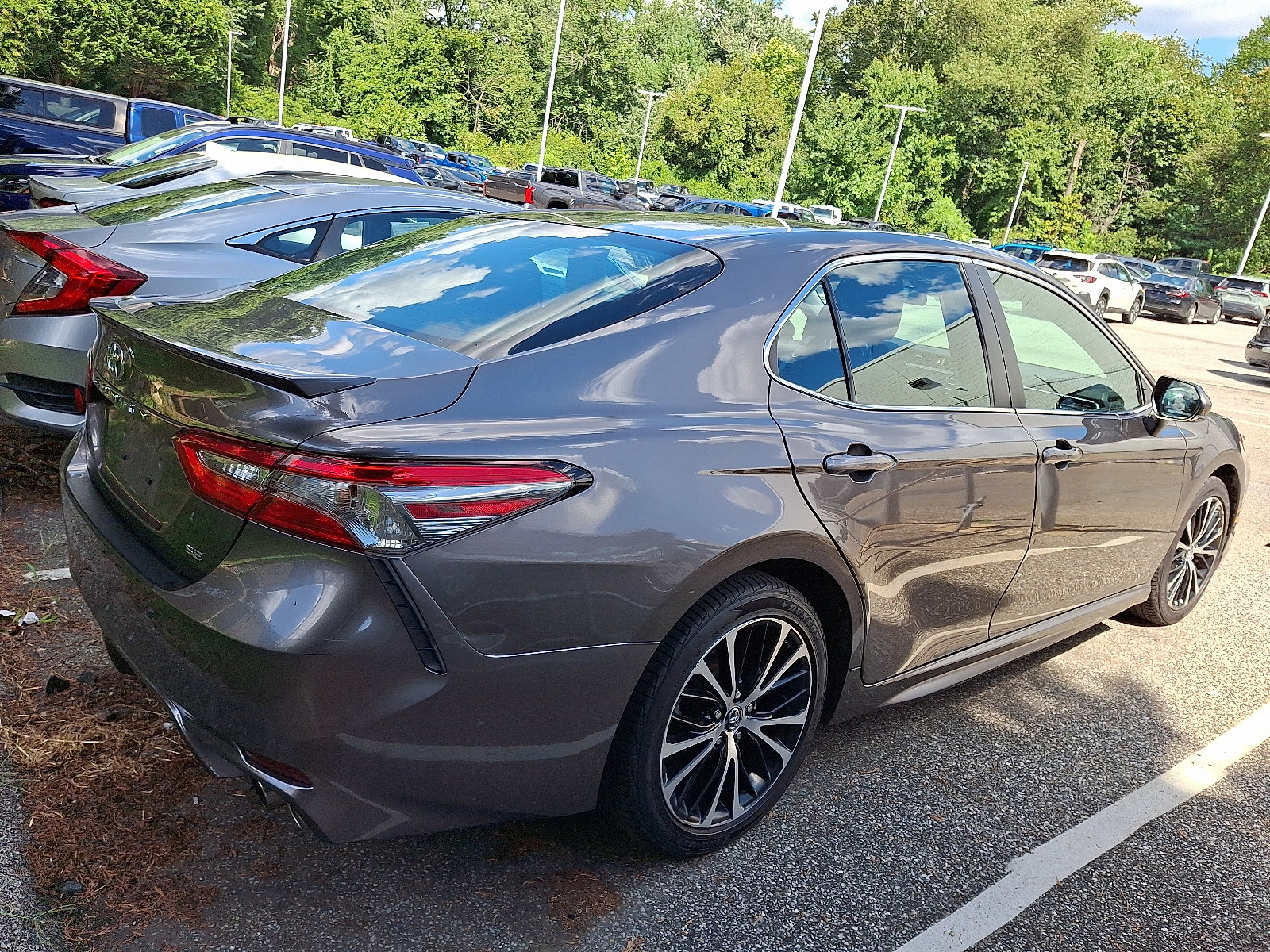 2018 Toyota Camry SE photo 2