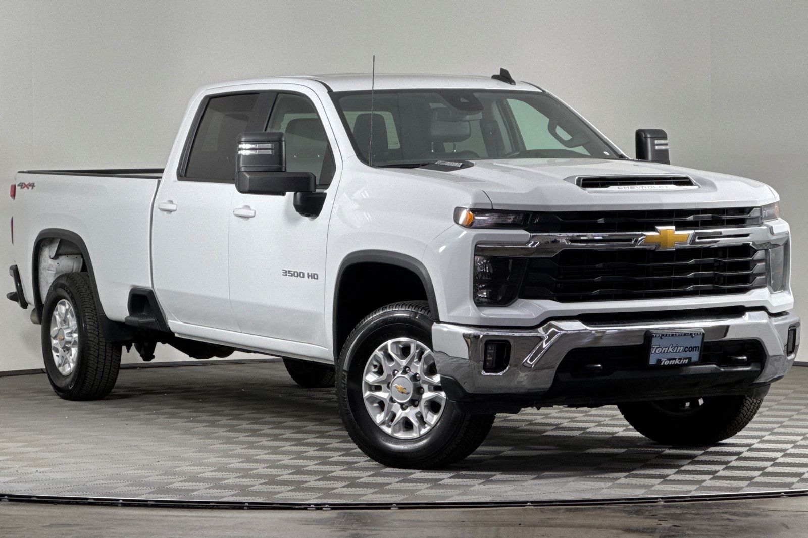 2024 Chevrolet Silverado 3500HD LT photo 2