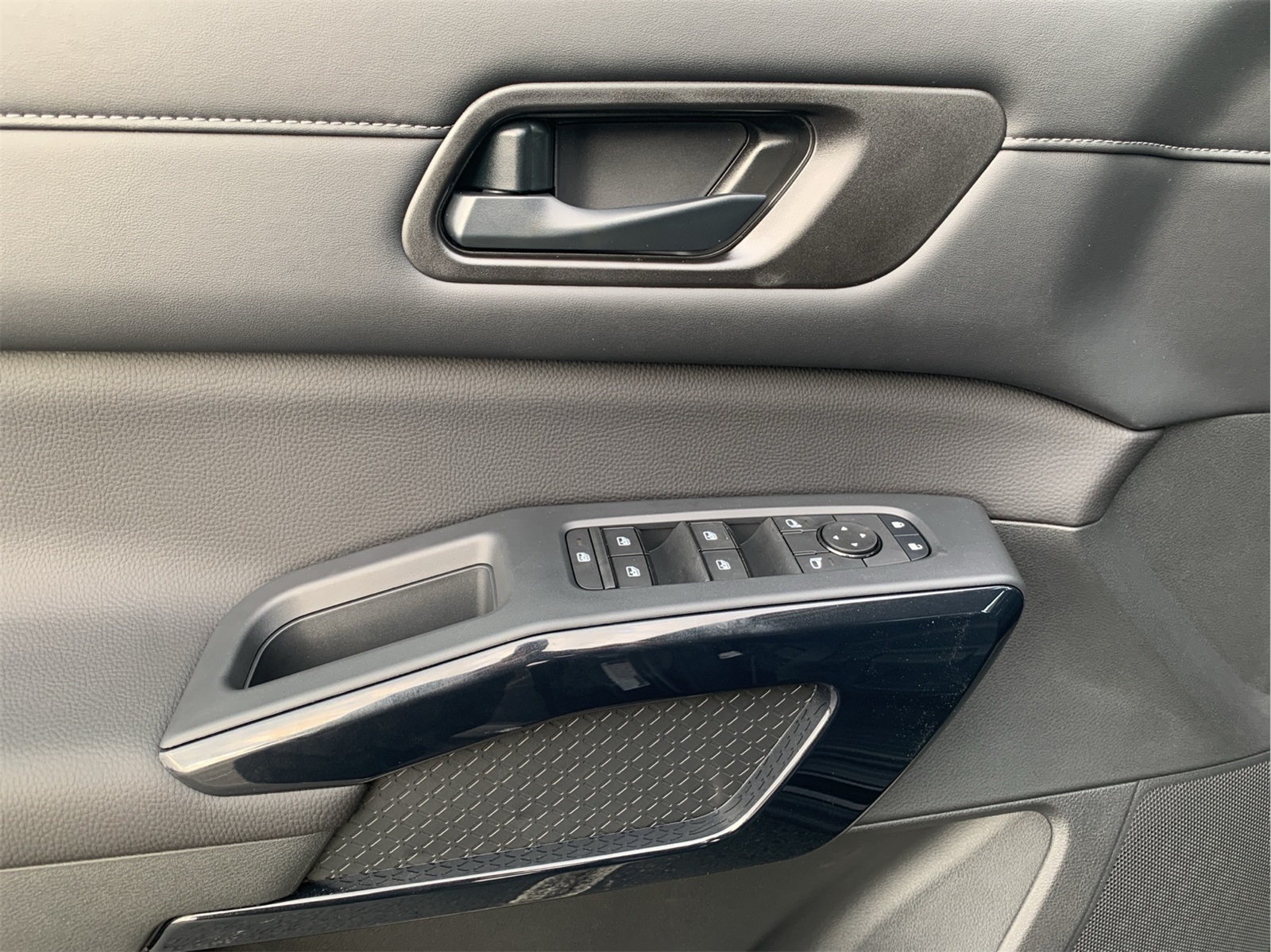 2025 Nissan Pathfinder S photo 3