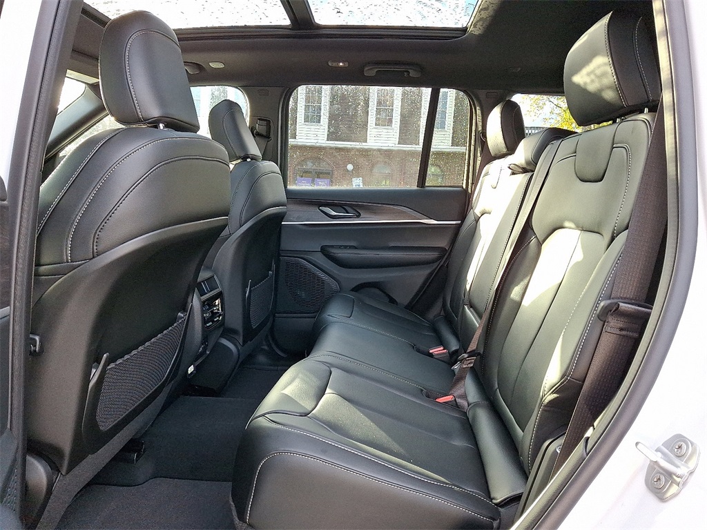 2025 Jeep Grand Cherokee Limited photo 3