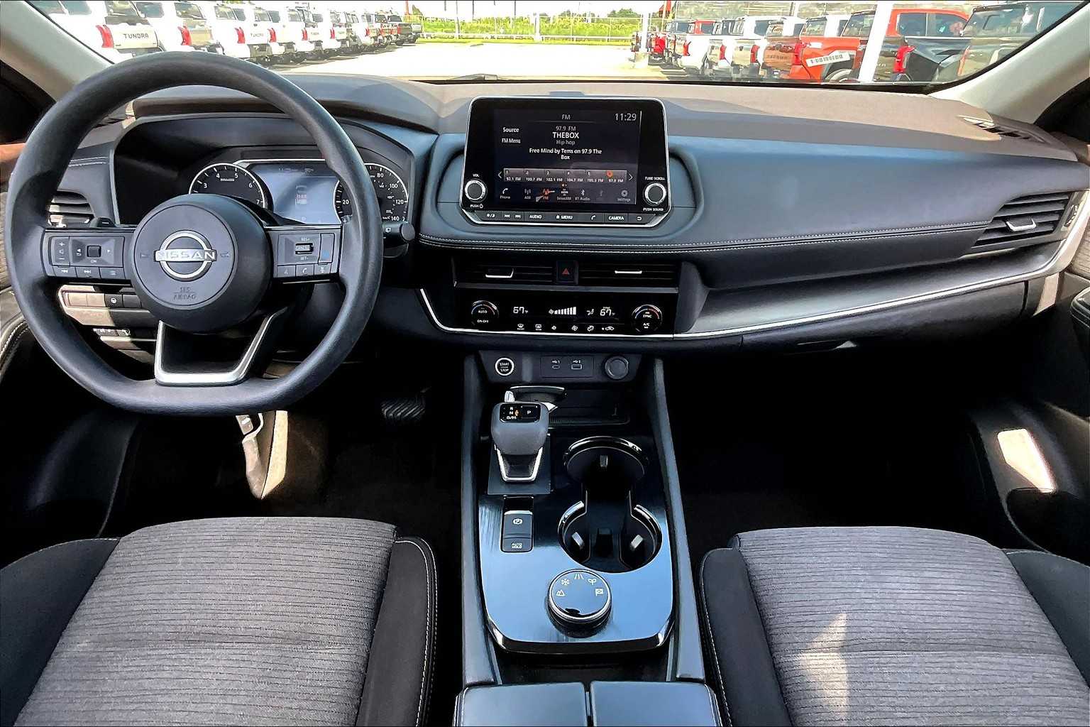 2023 Nissan Rogue SV photo 11
