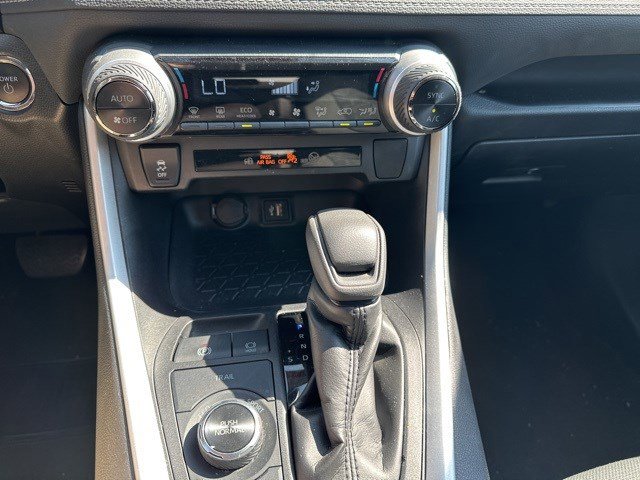 2024 Toyota RAV4 Hybrid XLE photo 12